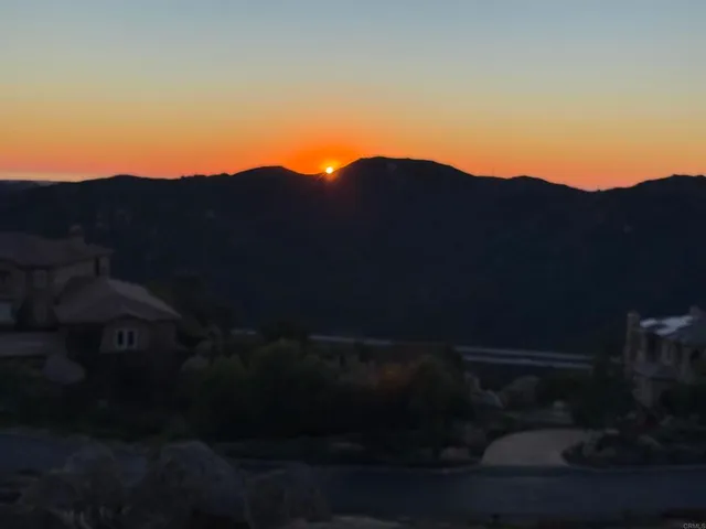 a view of a yard in front of the house