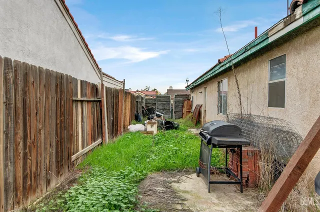 a view of a back yard from a balcony