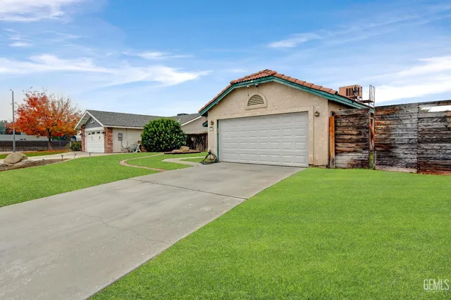 a view of a house with a yard