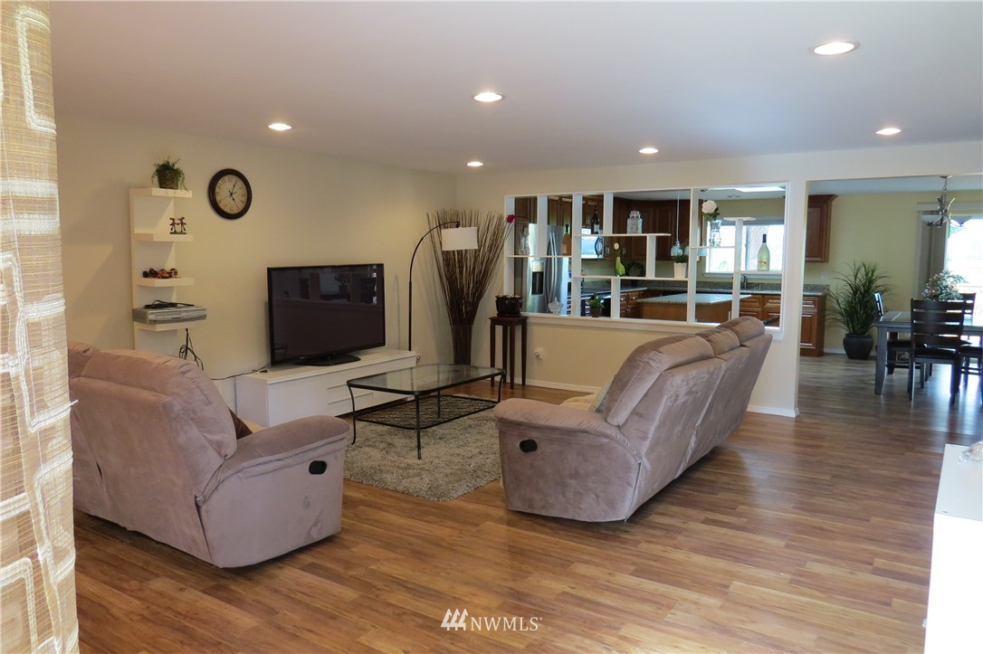 508 Stevens Avenue Northwest Renton, WA 98057 - Photo 3 of 16