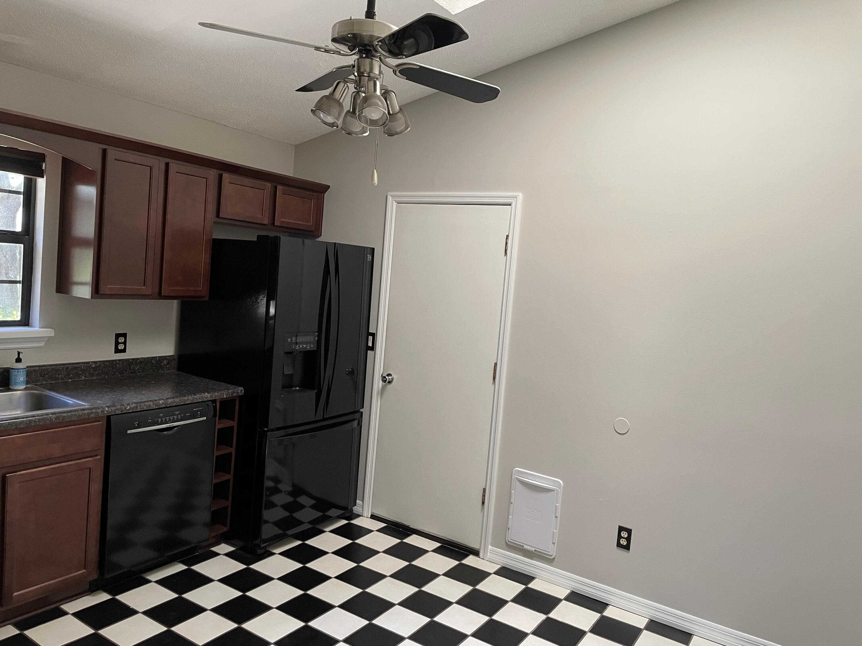 424 John King Road Crestview, FL 32539 - Photo 8 of 25 kitchen corner