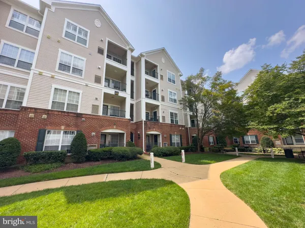 $2,250 | 4852 Eisenhower Avenue, Unit 337, Alexandria, VA 22304