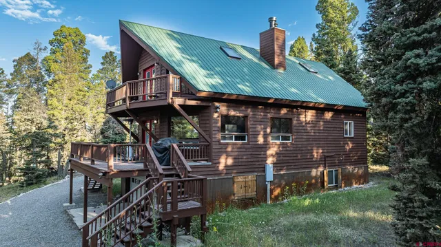 a view of a kitchen and dining room