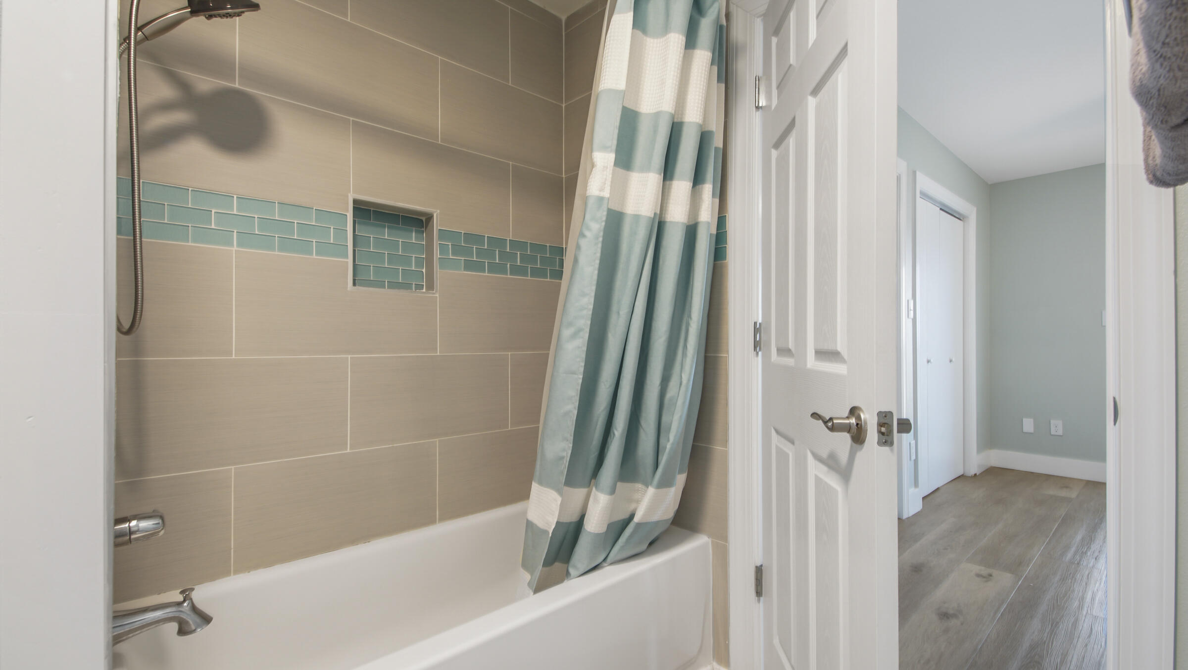 654 Seacliff Drive, Unit 4 Port St. Joe, FL 32456 - Photo 32 of 51 a bathroom with a bathtub