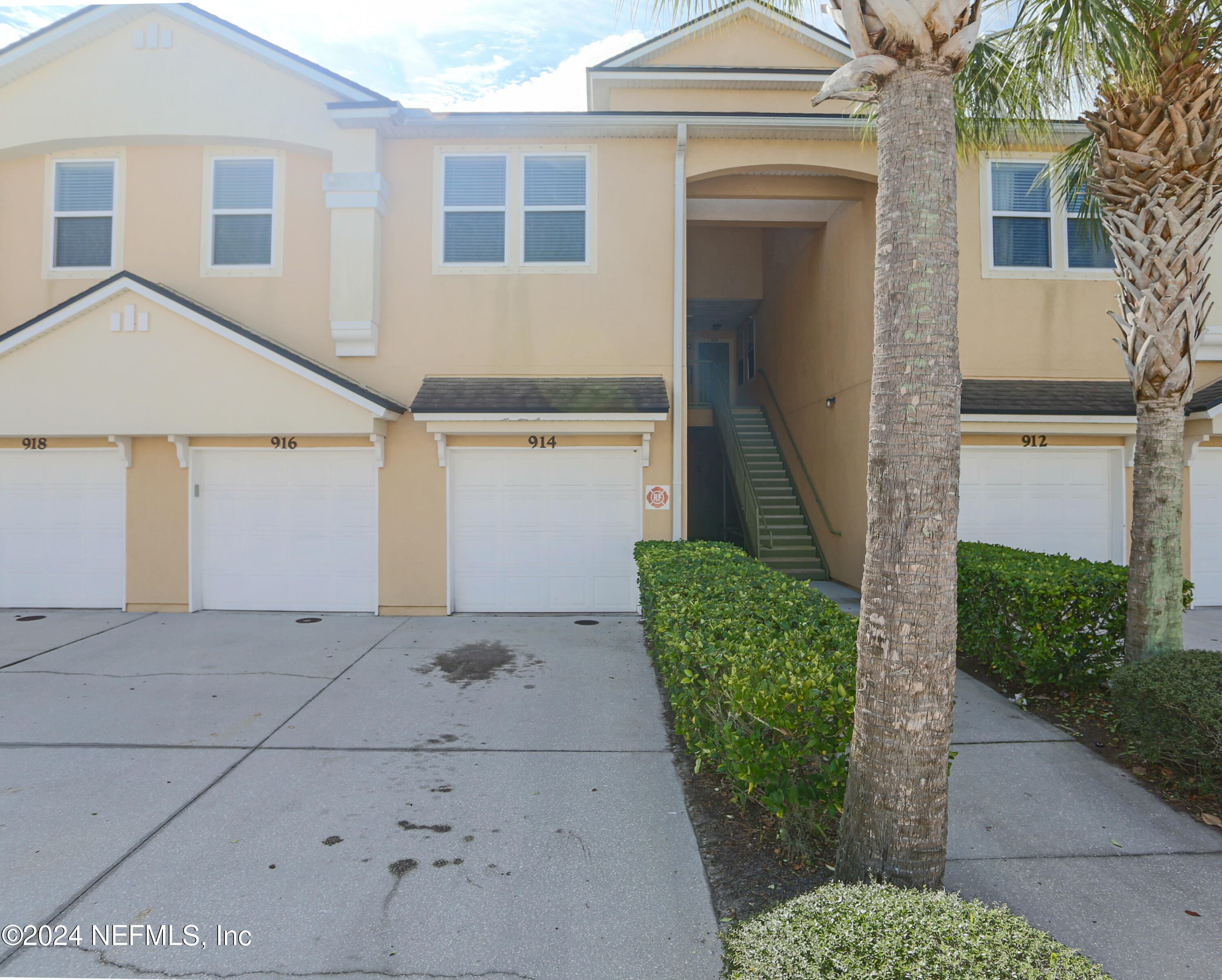 914 Golden Lake Loop St. Augustine, FL 32084 - Photo 5 of 37 4. Front Entrance Area