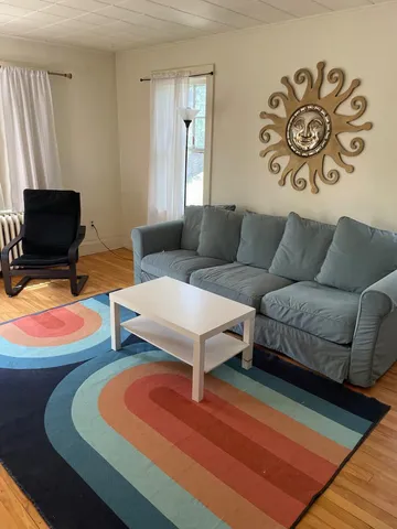 $1,595 | 224 Fairview Avenue North, St. Paul, MN 55104