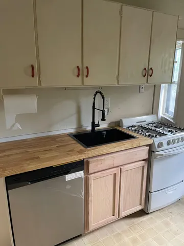 $1,595 | 224 Fairview Avenue North, St. Paul, MN 55104