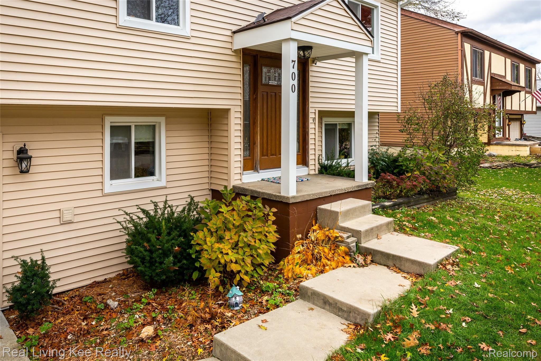 700 Rochester Drive Lake Orion, MI 48362 - Photo 4 of 26 Newer Siding