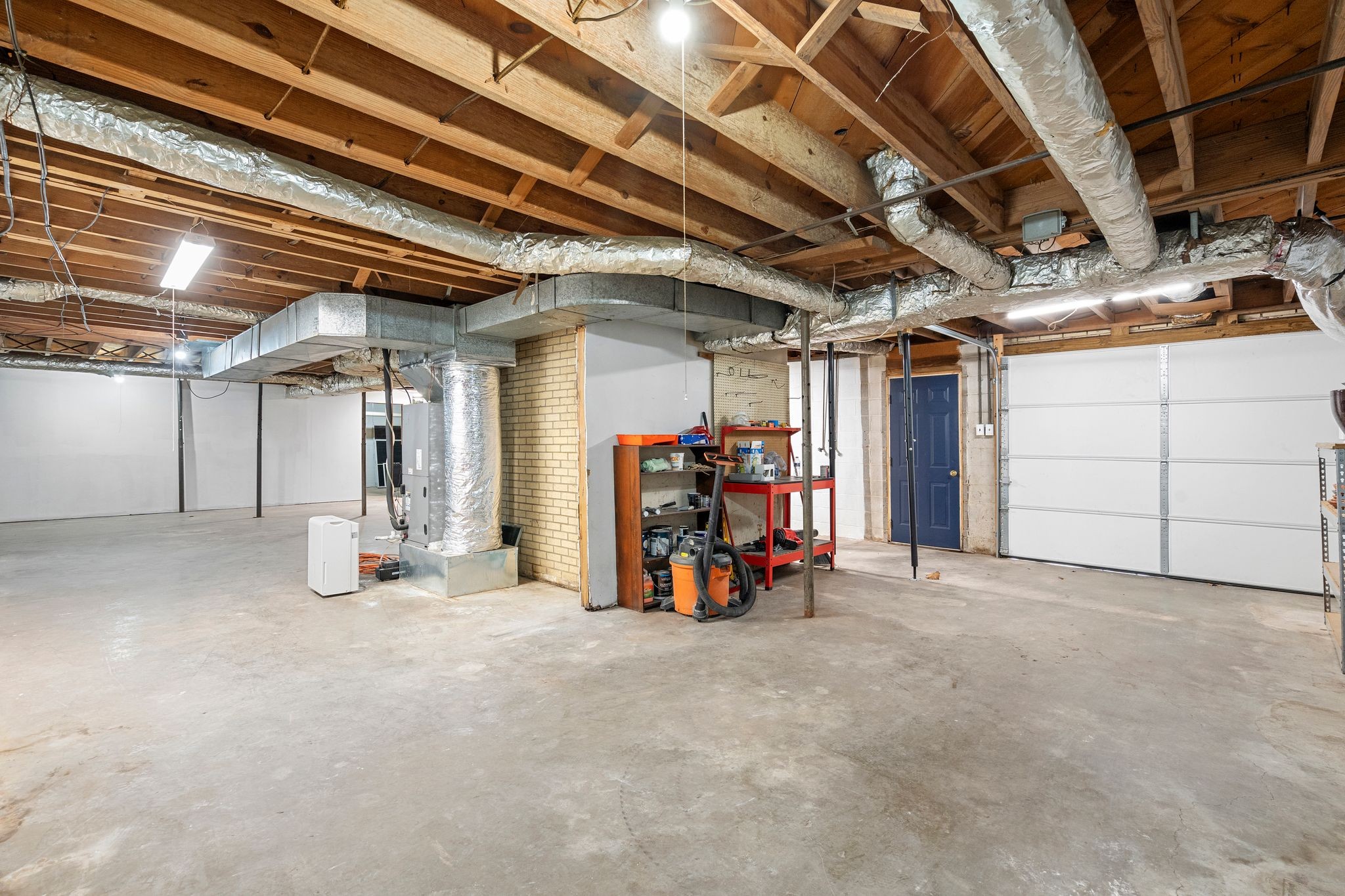 2337 Les Robinson Road Columbia, TN 38401 - Photo 28 of 42 a view of a garage with chairs