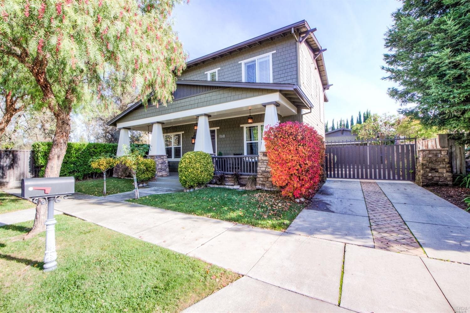 a view of a house with backyard and garden