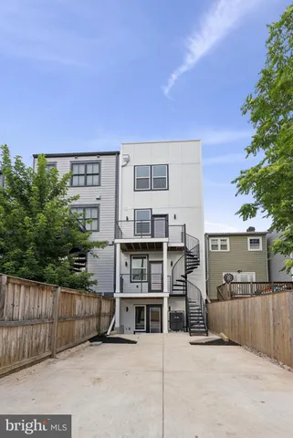 a picture of a room with a floor plan
