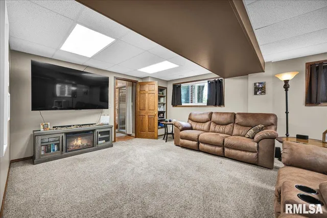 $307,500 | 111 Ivy Lane, Knoxville, IL 61448