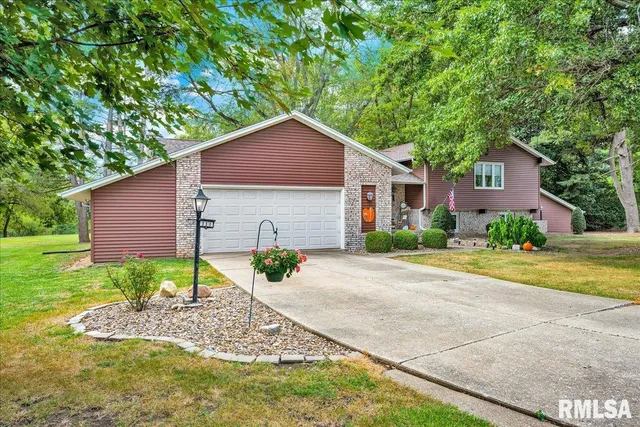 $307,500 | 111 Ivy Lane, Knoxville, IL 61448