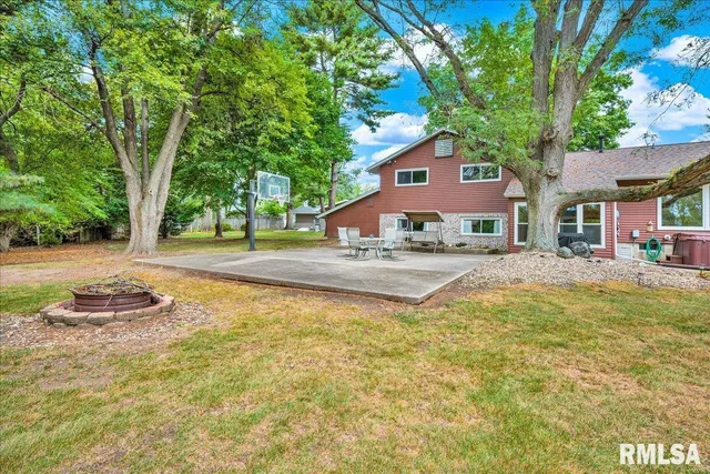 $307,500 | 111 Ivy Lane, Knoxville, IL 61448