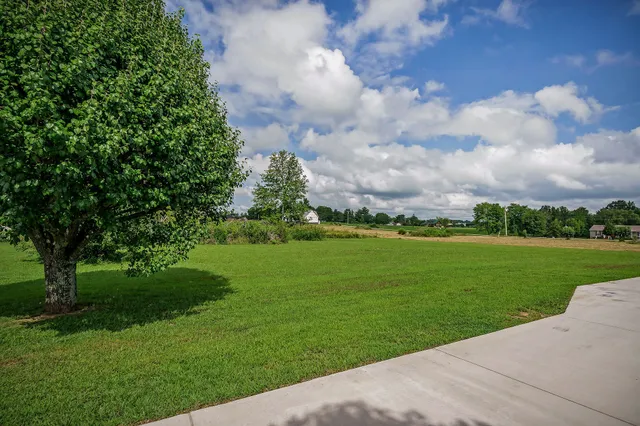 $639,900 | 92 Hickory Grove Drive, Morrison, TN 37357