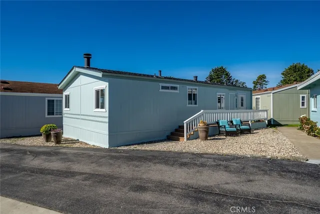 a view of a house with backyard