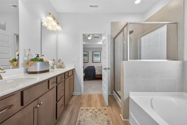 a en suite spacious bathroom with a double vanity sink and a mirror
