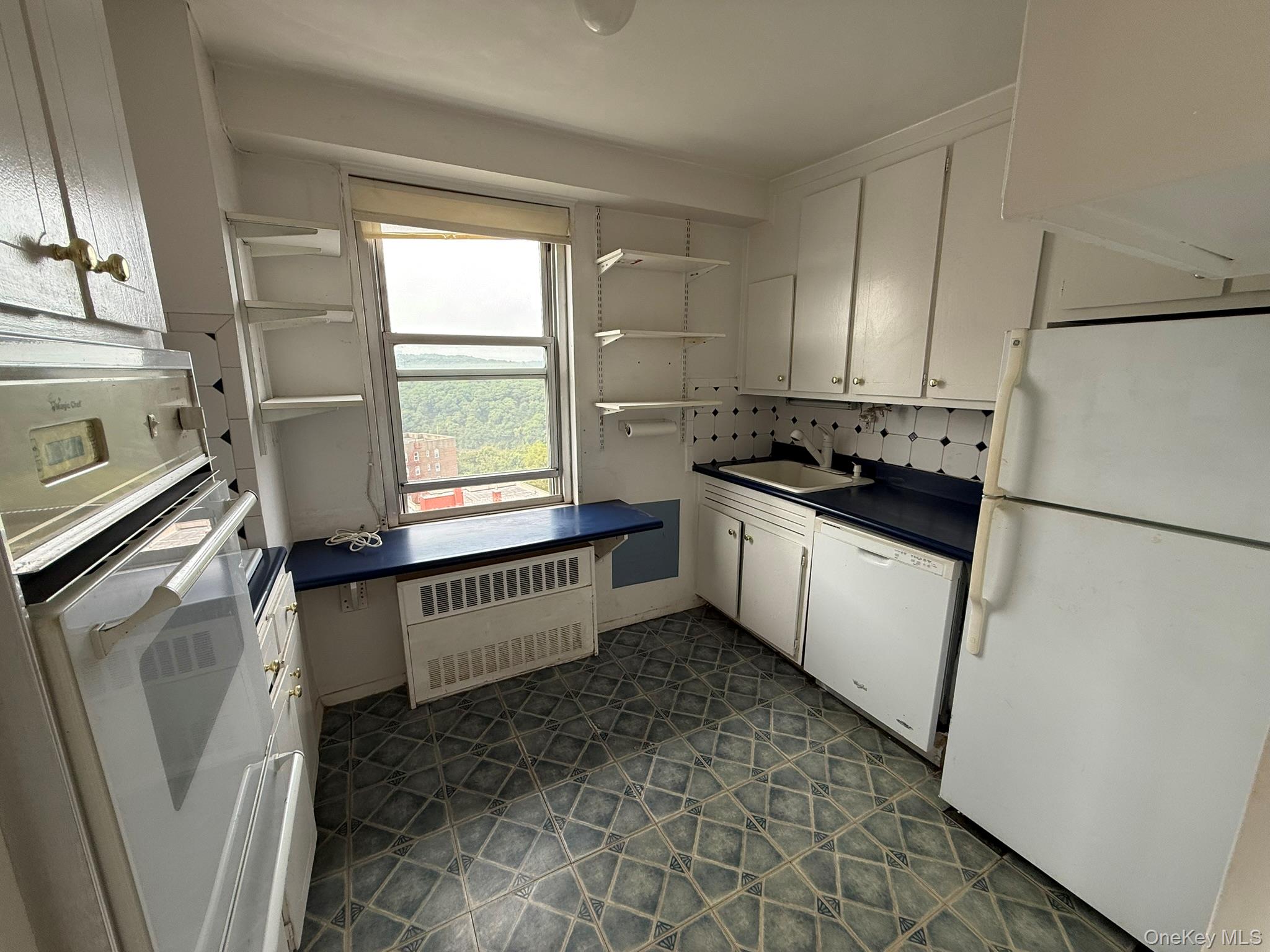 555 Kappock Street, Unit 11P Bronx, NY 10463 - Photo 5 of 15 a kitchen with a refrigerator a stove a washer and dryer