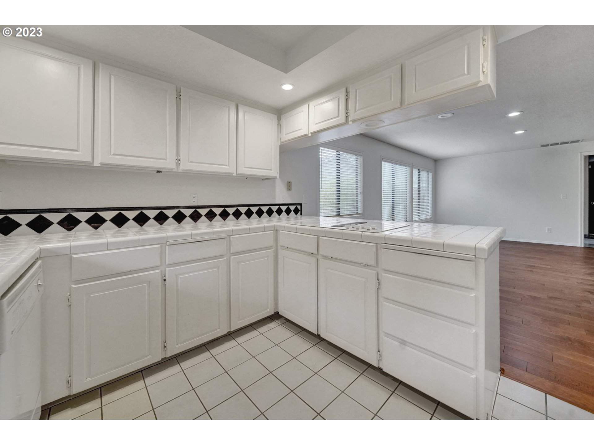 7049 Southwest Windemere Loop Portland, OR 97225 - Photo 11 of 37 Gallery Image 11