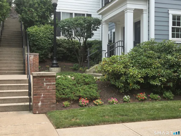 $2,395 | 4 Westwood Drive, Unit 4, Stamford, CT 06902