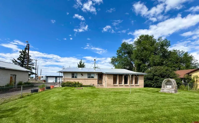 a view of a house with a yard