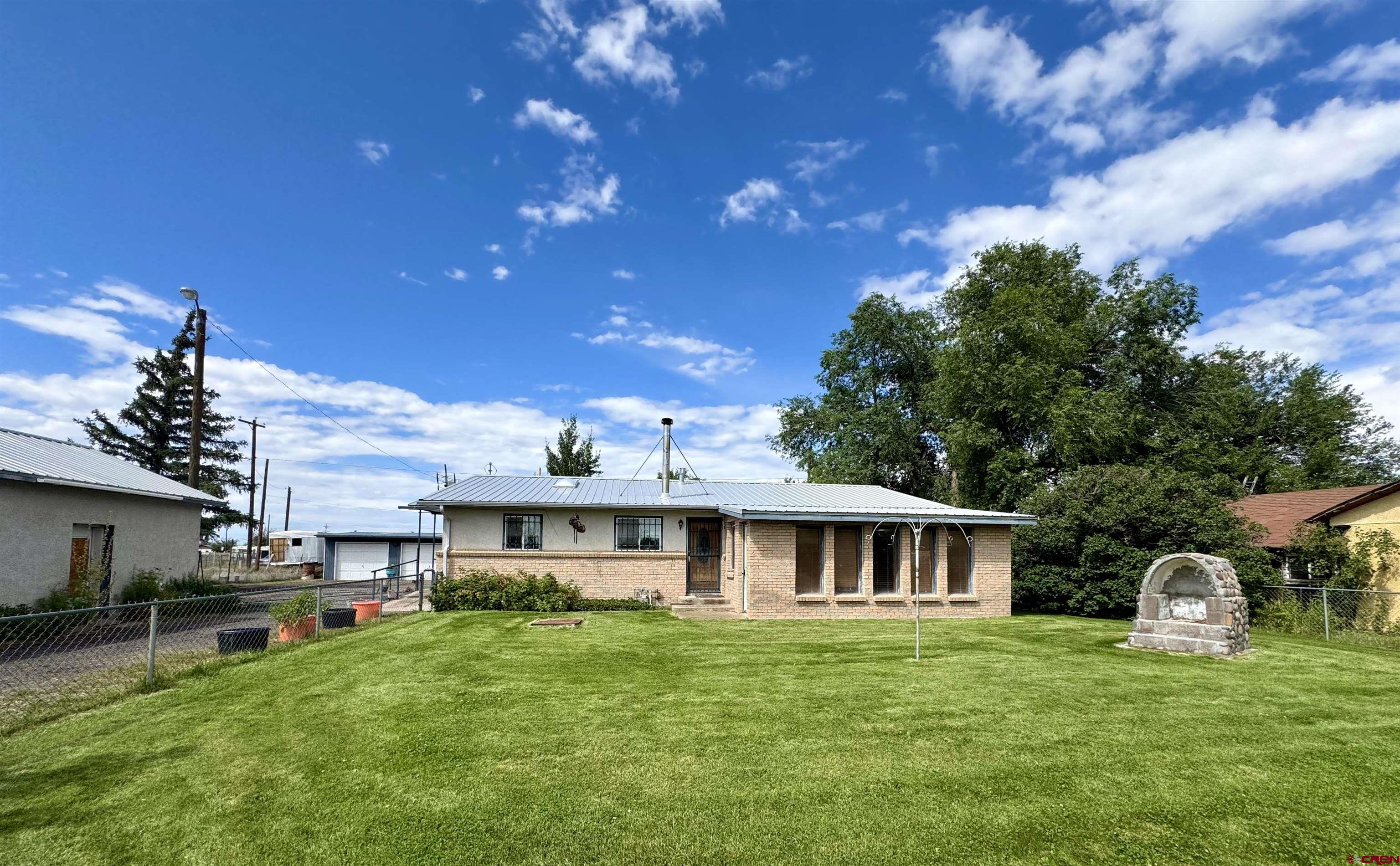 a view of a house with a yard
