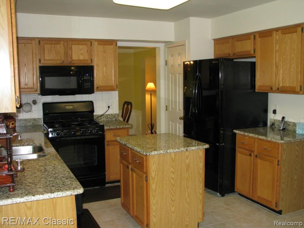 24735 Jamestowne Road Novi, MI 48375 - Photo 7 of 26 10 IMG_0040.jpg