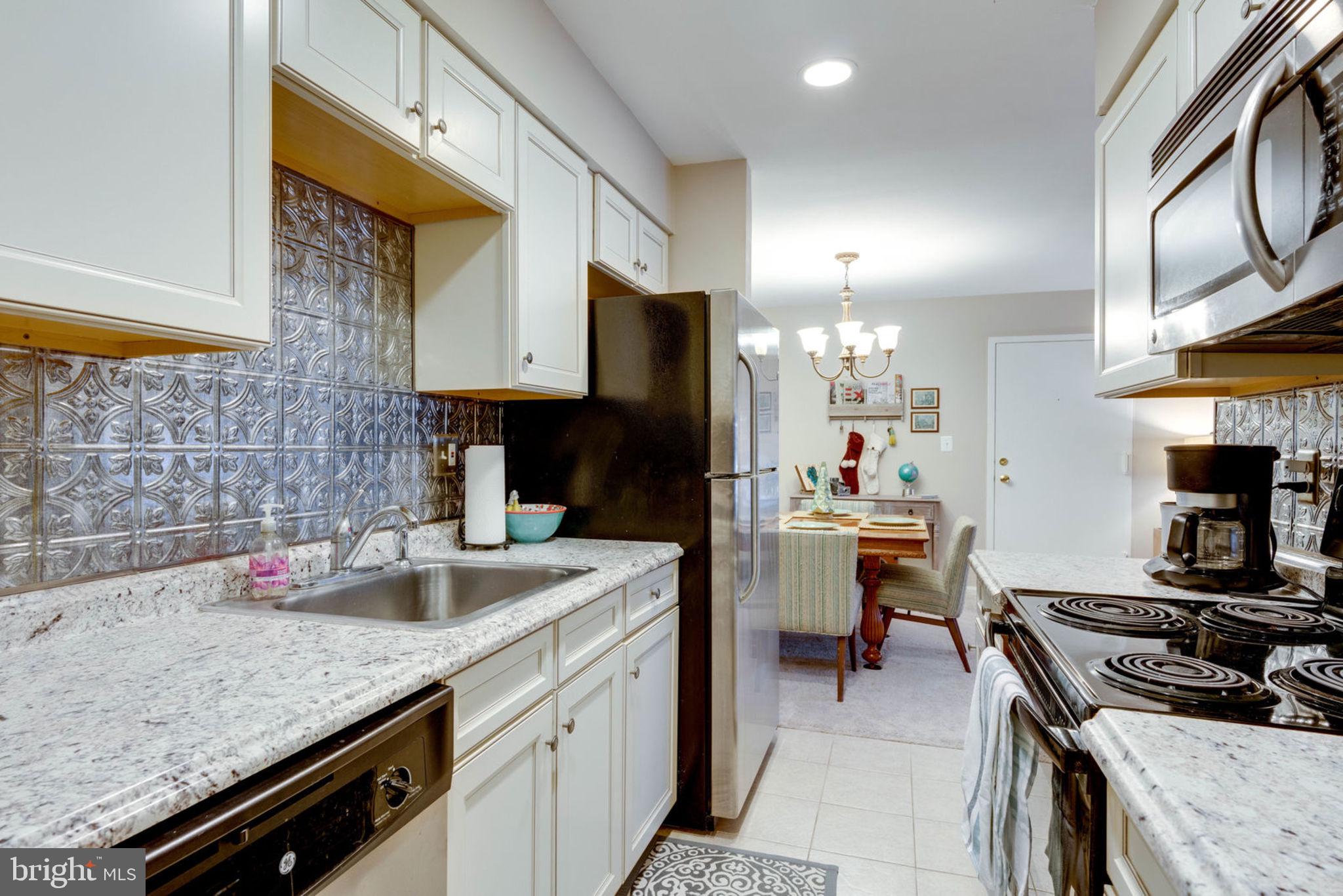 5905 Noblestown Road, Unit 52 Springfield, VA 22152 - Photo 11 of 31 Beautiful backsplash