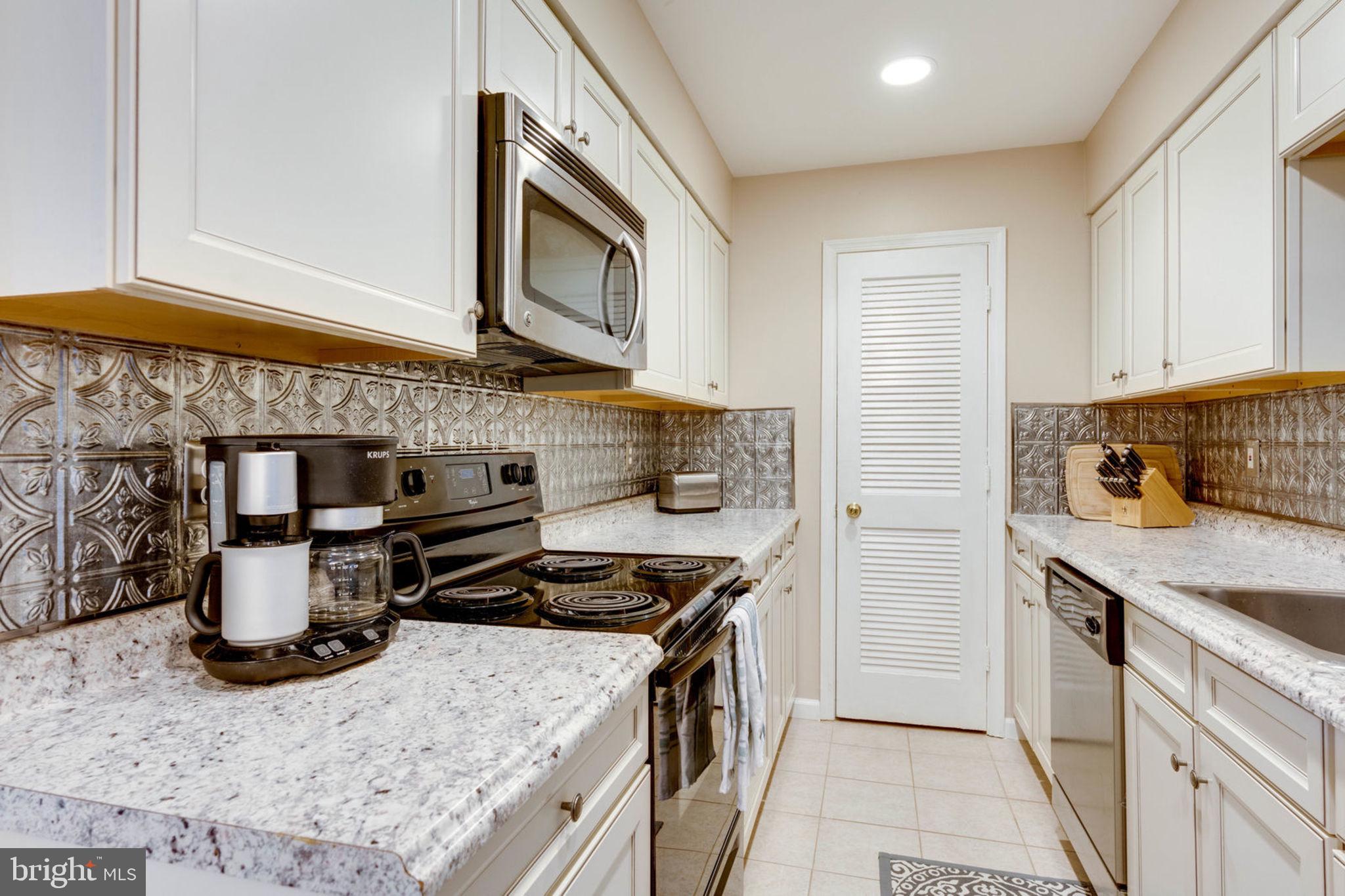 5905 Noblestown Road, Unit 52 Springfield, VA 22152 - Photo 10 of 31 Beautifully Updated Kitchen