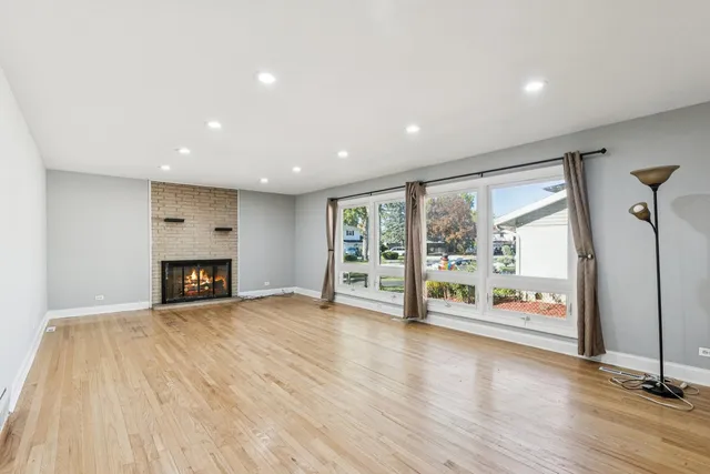 $519,000 | 510 Dulles Road, Des Plaines, IL 60016