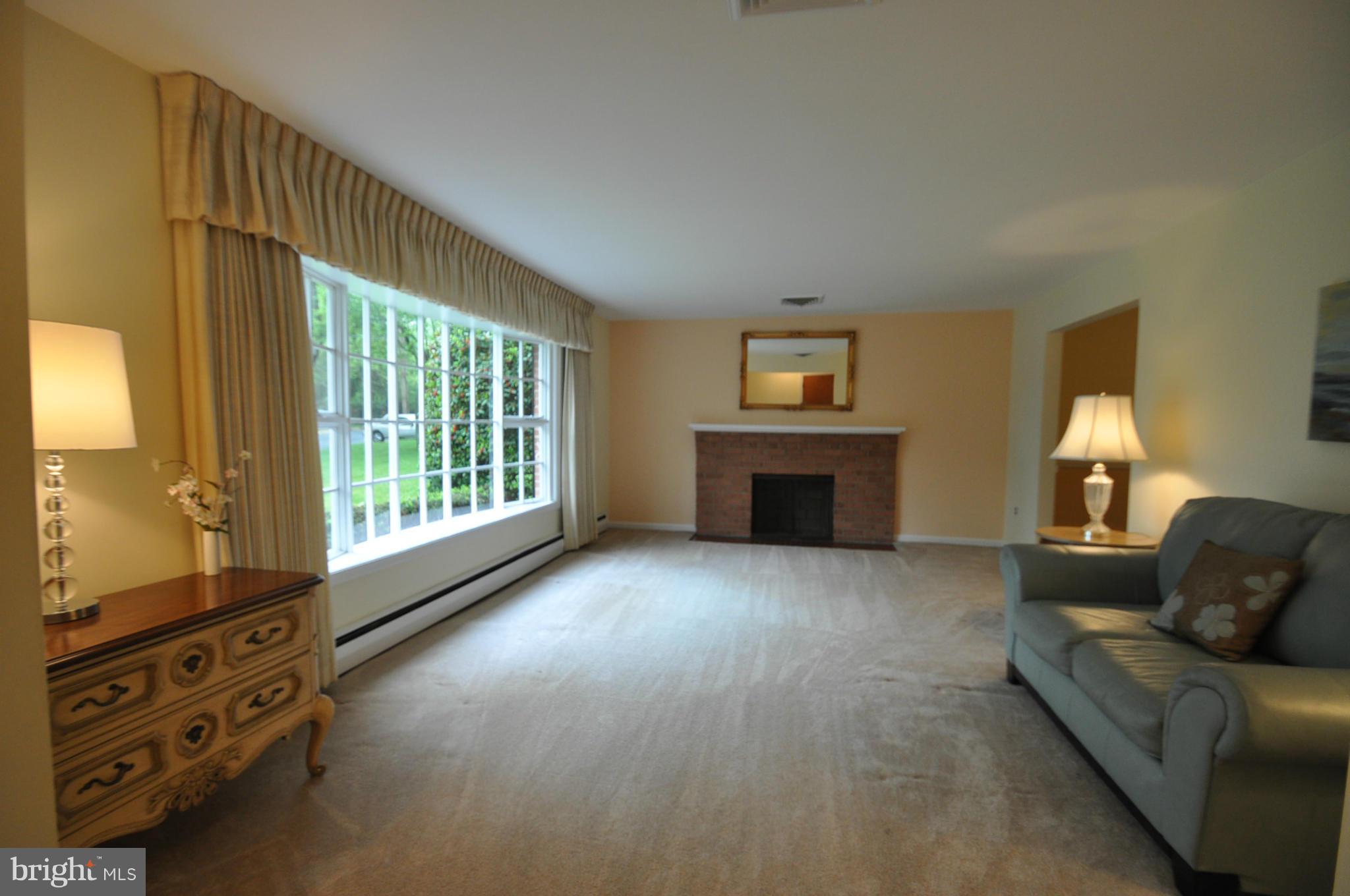 10719 Meadowhill Road Silver Spring, MD 20901 - Photo 11 of 22 Living Room