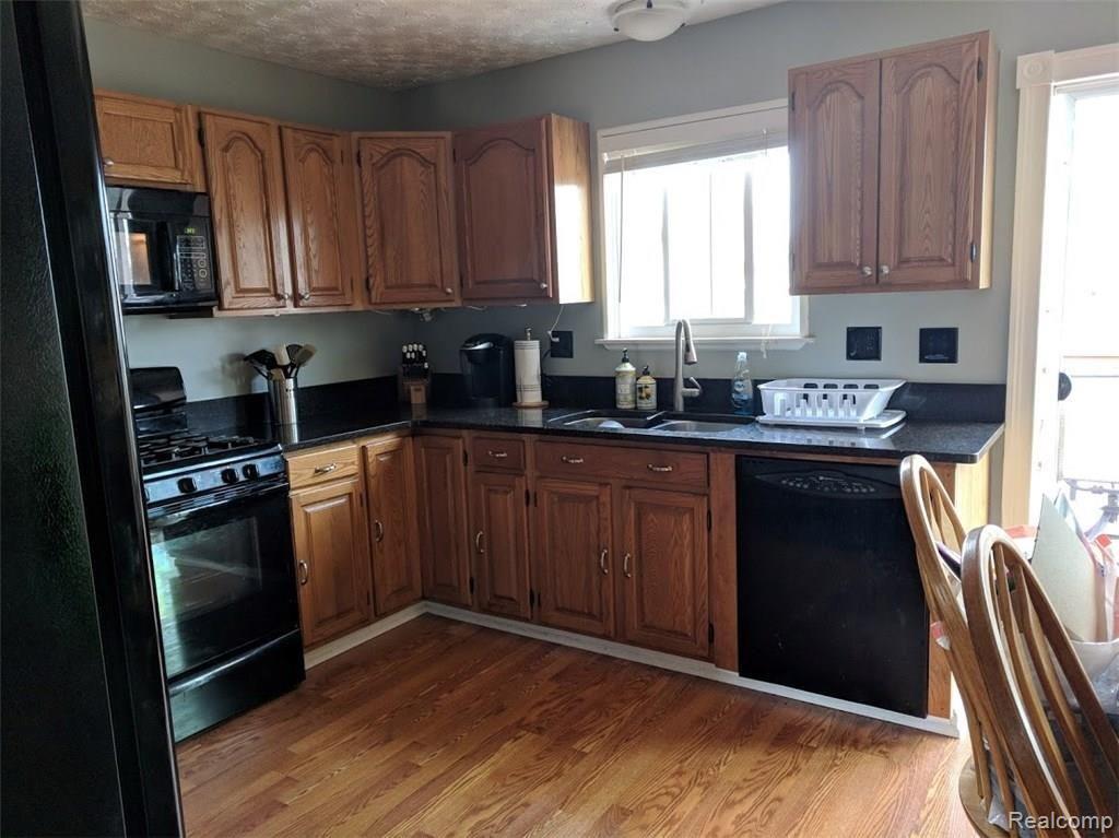 32151 Covington Road Rockwood, MI 48173 - Photo 2 of 30 KITCHEN.jpg