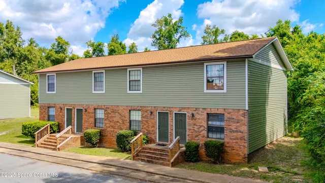 a view of a house with yard and plants