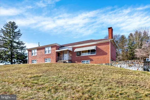 $271,000 | 100 High Street, Pine Grove, PA 17963