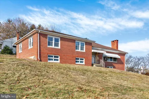 $271,000 | 100 High Street, Pine Grove, PA 17963
