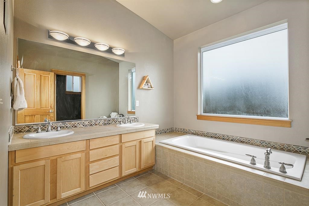 9591 Phillips Road Southeast Port Orchard, WA 98367 - Photo 12 of 20 Gallery Image 12