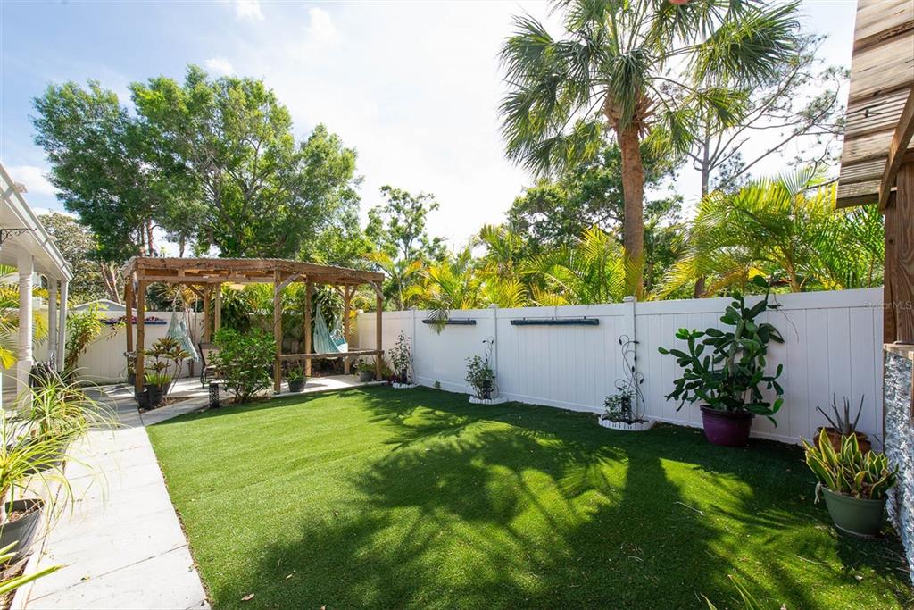 819 10th Street Southwest Largo, FL 33770 - Photo 59 of 85 a backyard of a house with plants and trees