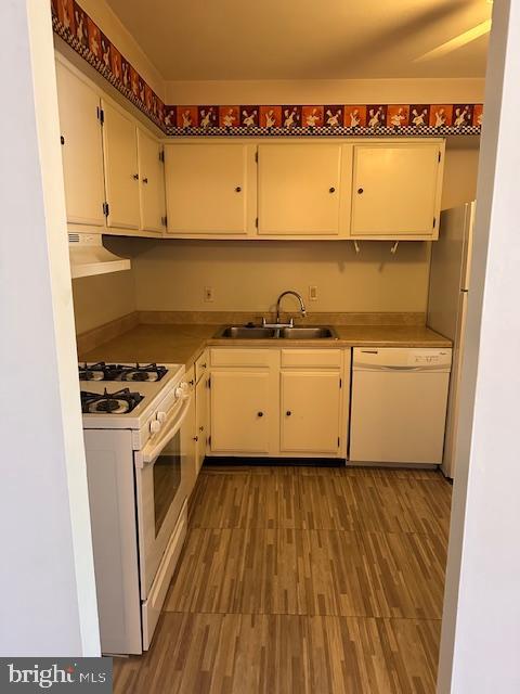 2900 State Hill Road, Unit I12 Reading, PA 19610 - Photo 6 of 14 a view of a kitchen with wooden floor