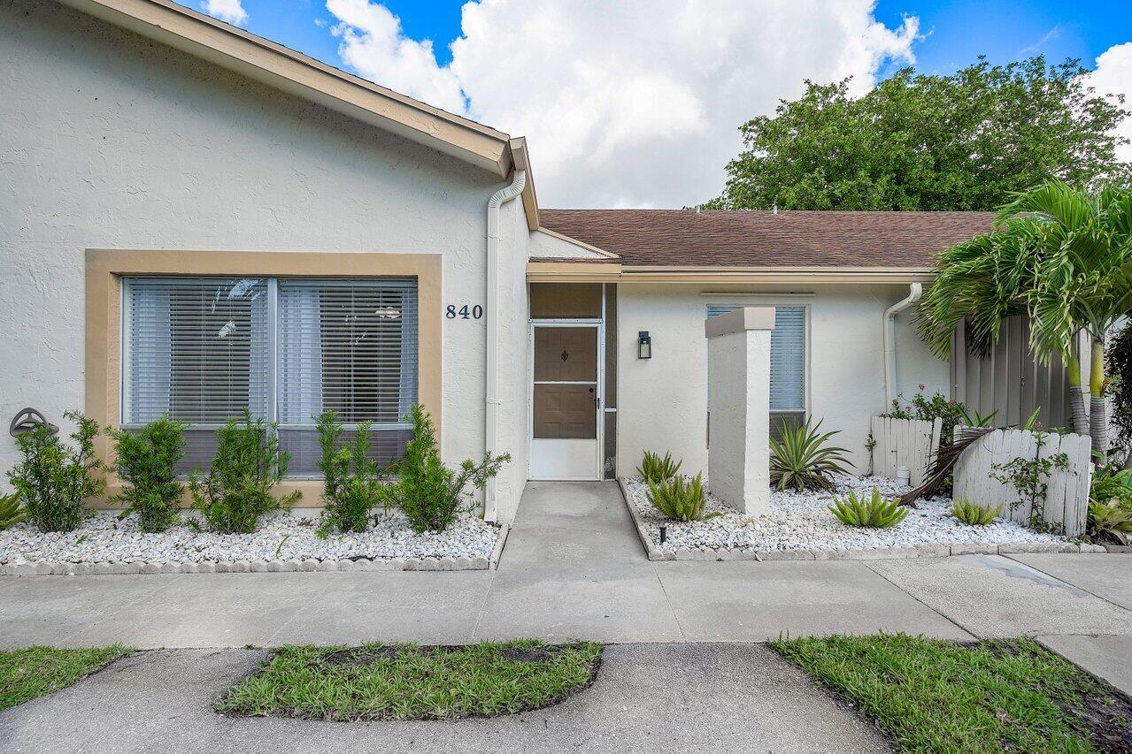 840 Lago Road Delray Beach, FL 33445 - Photo 3 of 39 Front