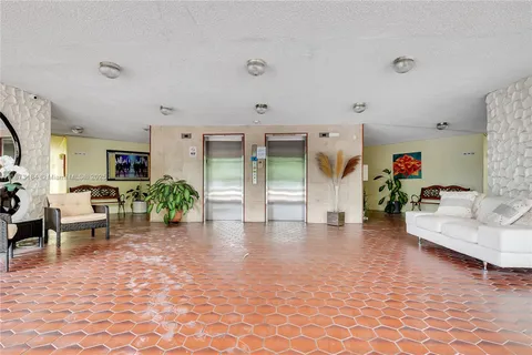 $1,800 | 9682 Fontainebleau Boulevard, Unit 714, Miami, FL 33172
