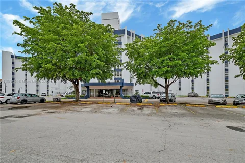 $1,800 | 9682 Fontainebleau Boulevard, Unit 714, Miami, FL 33172