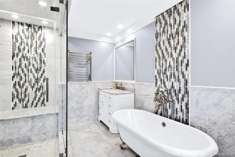 $2,498,000 | 58 Hummingbird Drive, East Hills, NY 11576