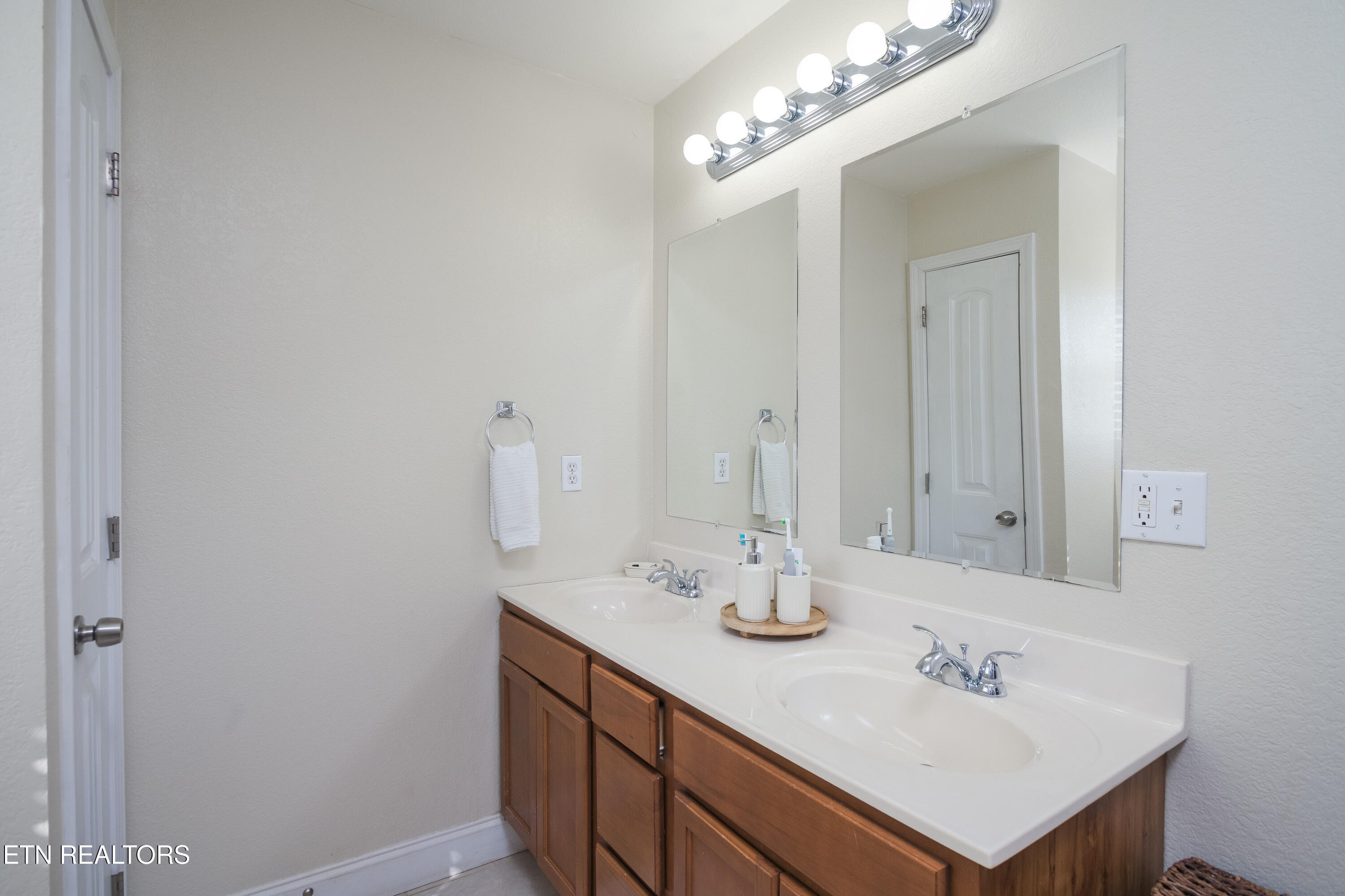 297 Parks Circle Harrogate, TN 37752 - Photo 18 of 30 297 Parks Cir-0021