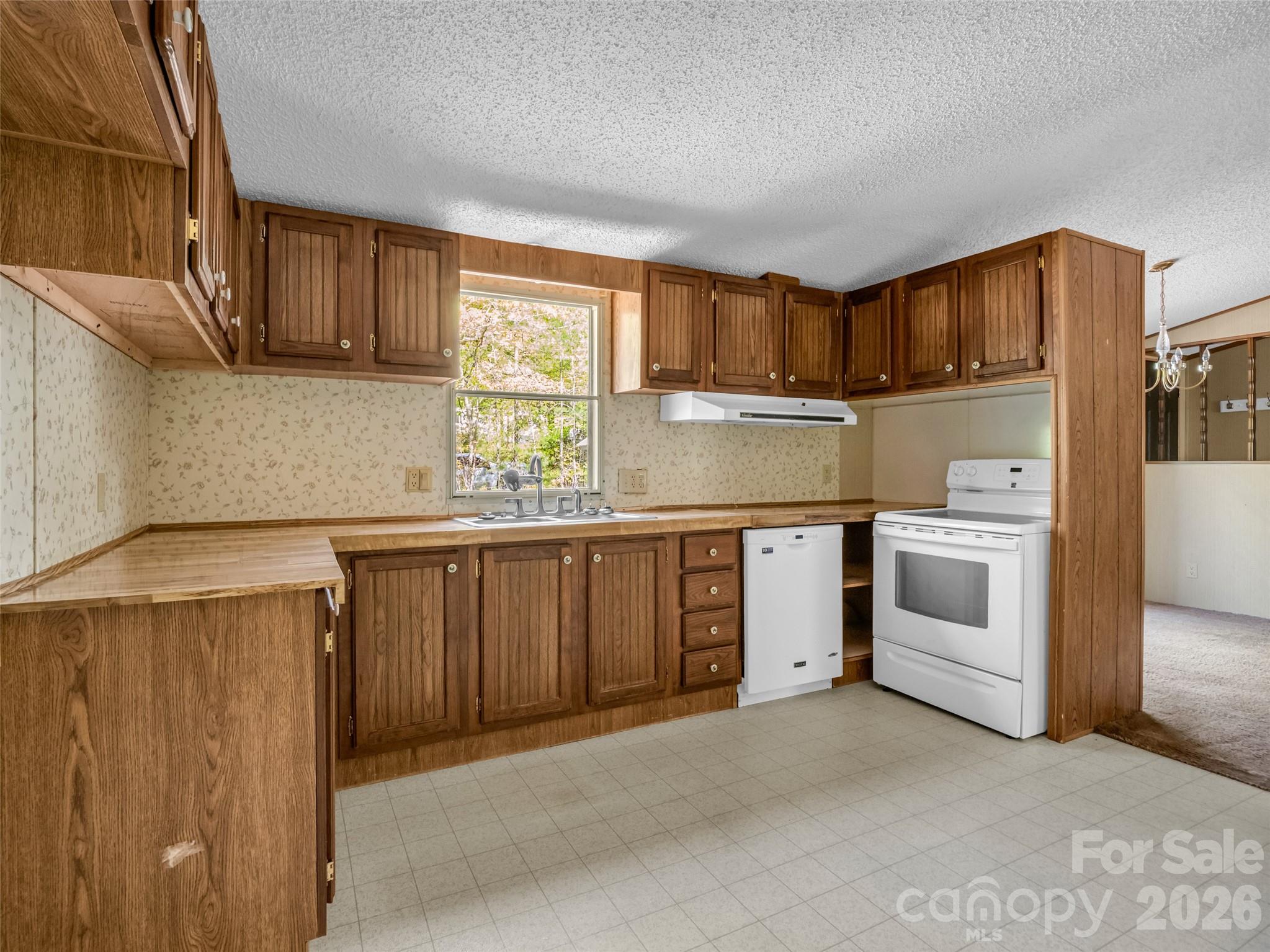 203 Rogat Road Hendersonville, NC 28792 - Photo 11 of 31 Gallery Image 11