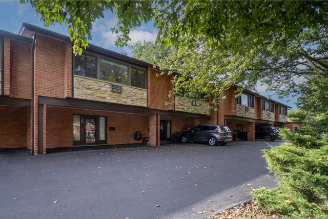 $339,900 | 1341 Greenwillow Lane, Unit C, Glenview, IL 60025