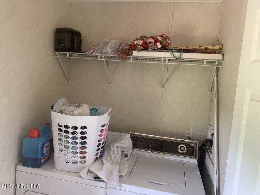 22720 East 18th Highway Raleigh, MS 39153 - Photo 11 of 41 Utility room off Kitchen