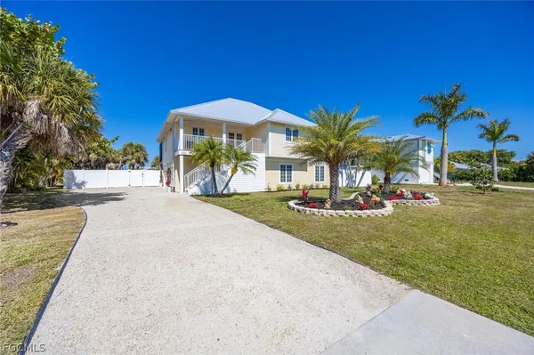 $1,195,000 | 425 Lake Murex Circle, Sanibel, FL 33957