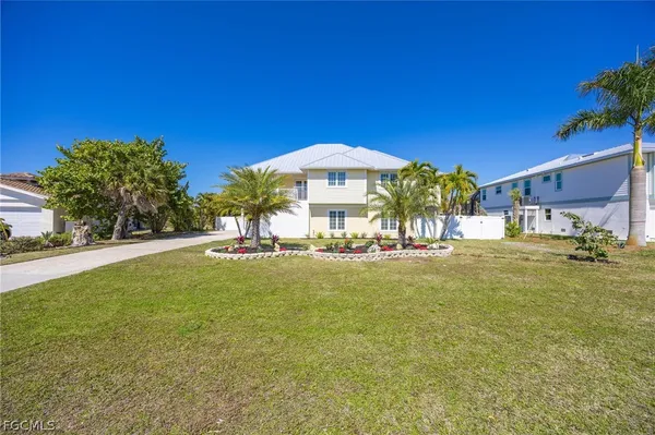 $1,195,000 | 425 Lake Murex Circle, Sanibel, FL 33957
