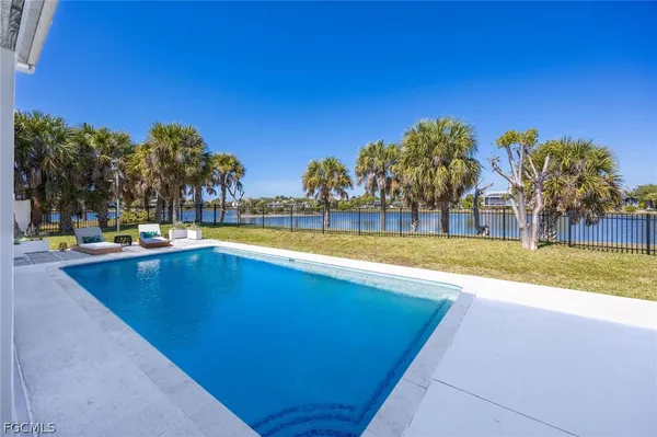 $1,195,000 | 425 Lake Murex Circle, Sanibel, FL 33957