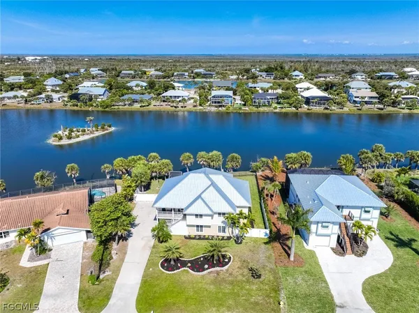 $1,195,000 | 425 Lake Murex Circle, Sanibel, FL 33957